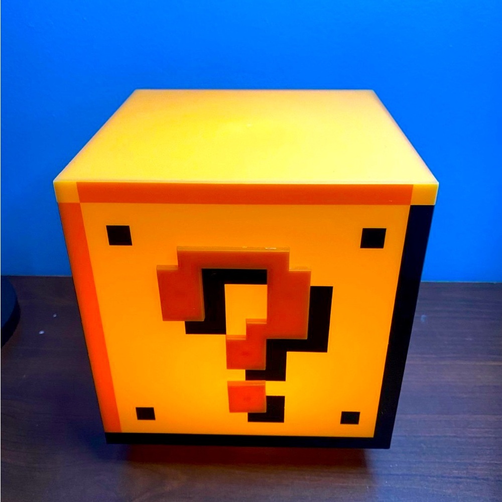 Súper Mario Bros. Question Block Light 
USED in excellent condition-LIKE NEW